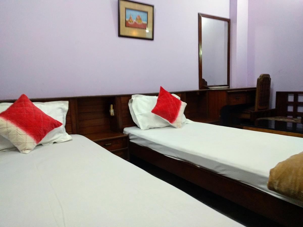 Ashray Guesthouse โกลกาตา ภายนอก รูปภาพ